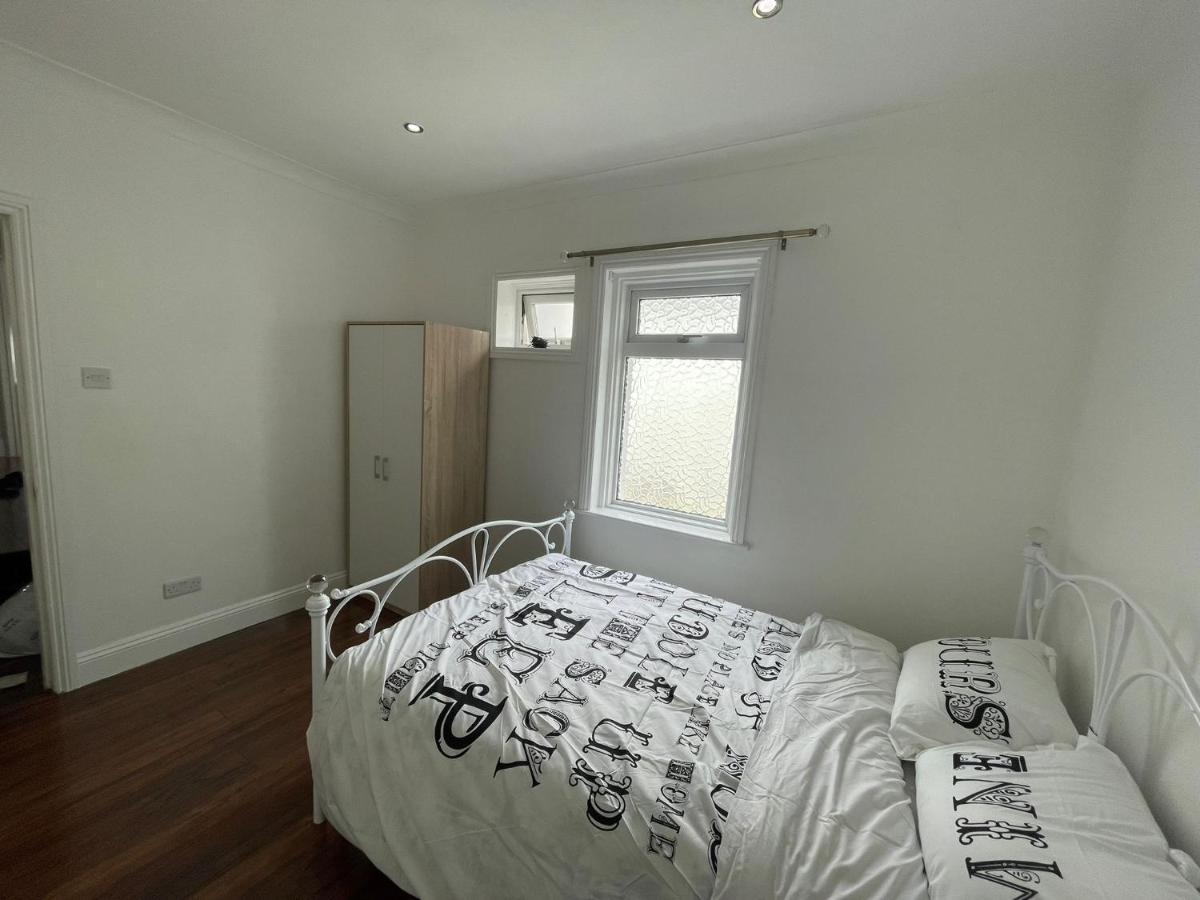 4 Bedroom House 10 Mins Walk To The Beach And Less Than A Mile From Bournemouth Main Station Bagian luar foto
