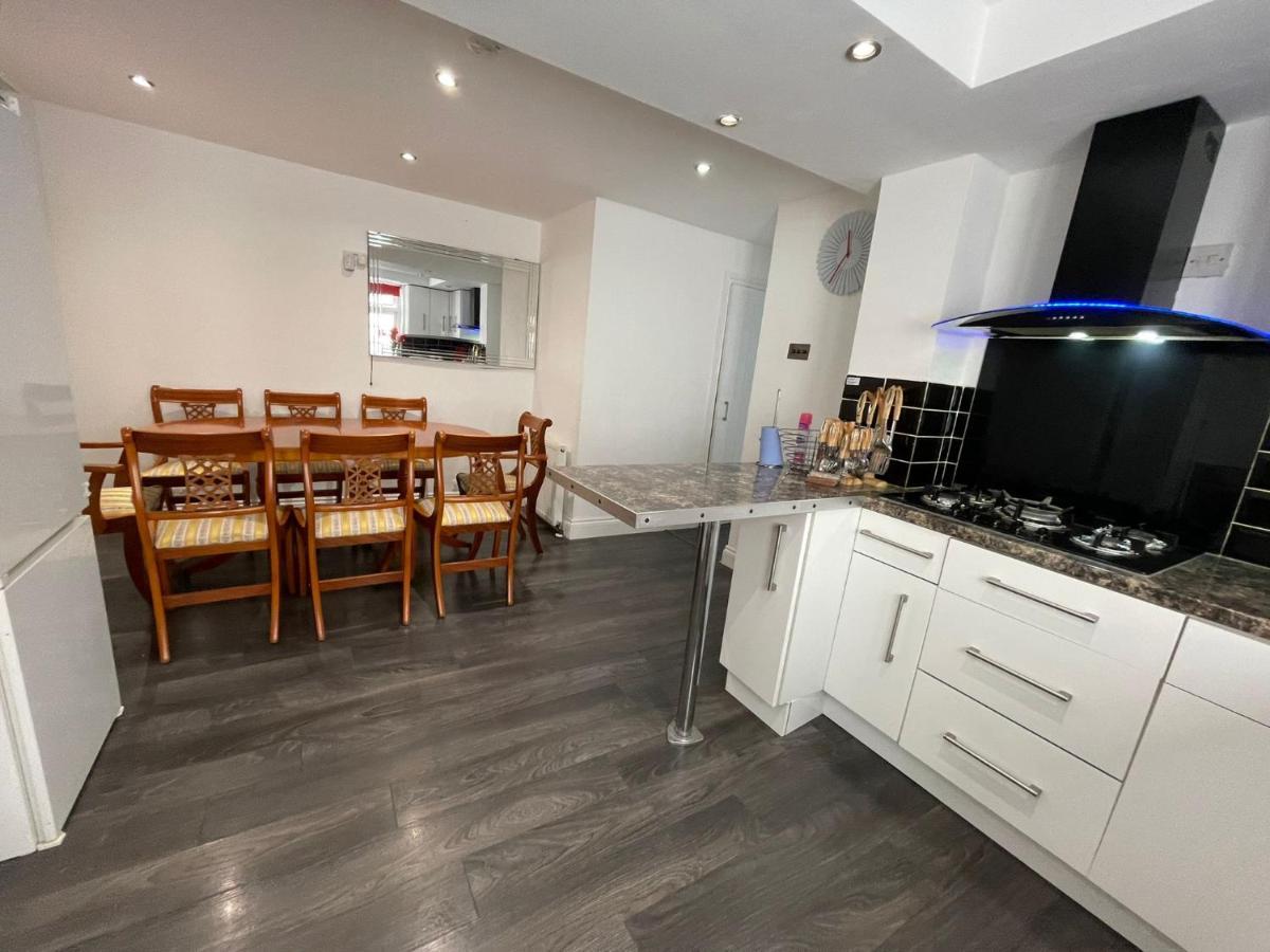 4 Bedroom House 10 Mins Walk To The Beach And Less Than A Mile From Bournemouth Main Station Bagian luar foto