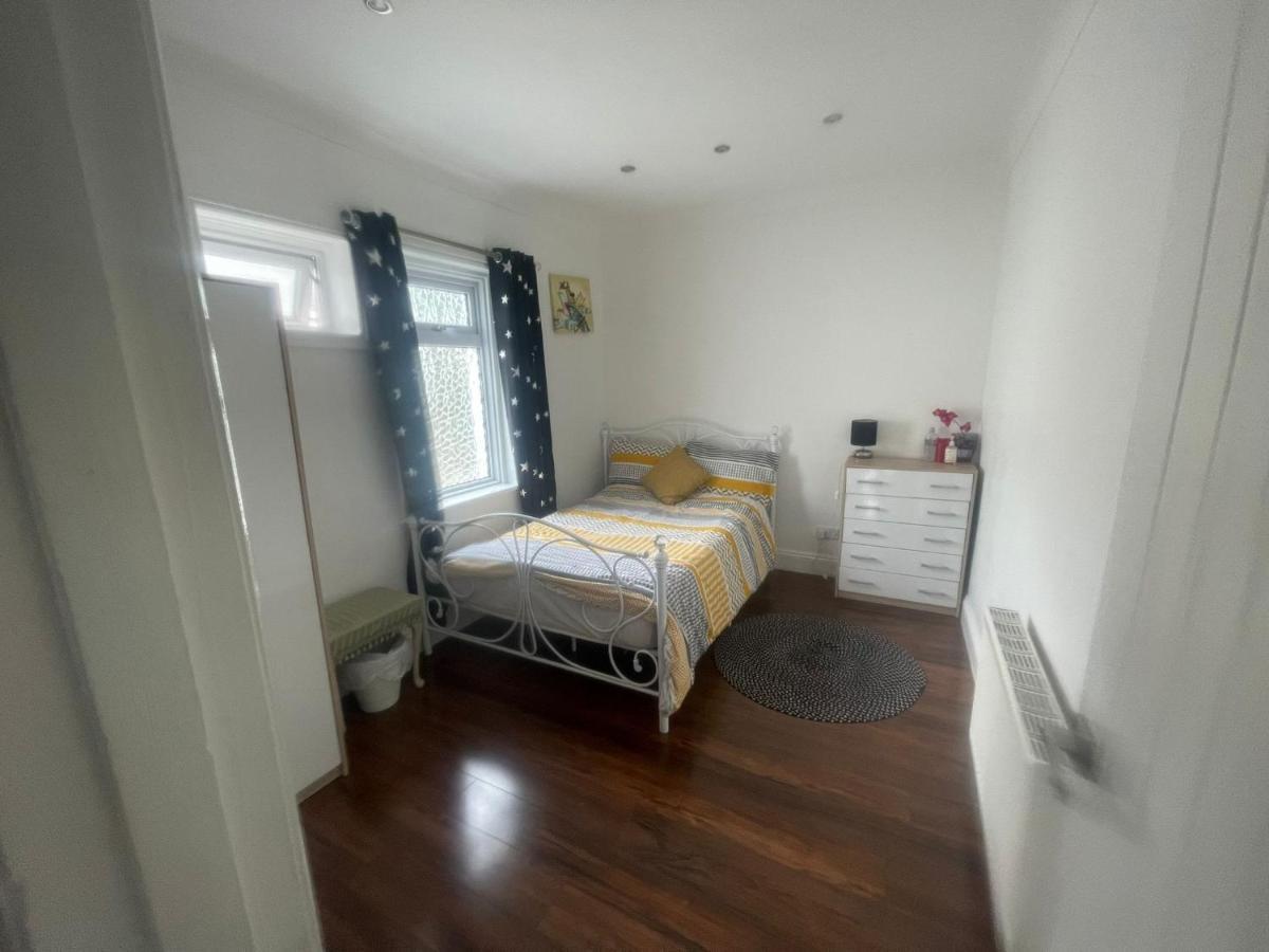 4 Bedroom House 10 Mins Walk To The Beach And Less Than A Mile From Bournemouth Main Station Bagian luar foto