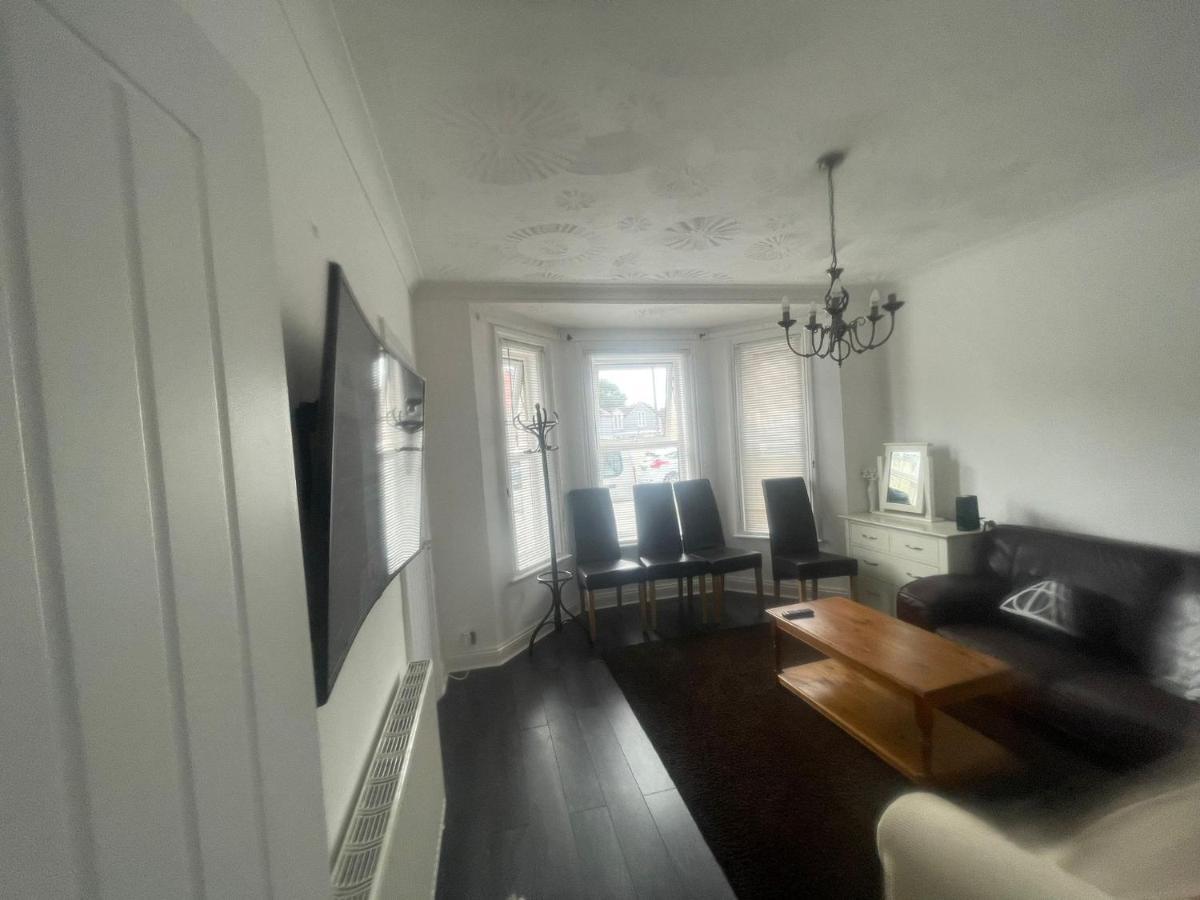 4 Bedroom House 10 Mins Walk To The Beach And Less Than A Mile From Bournemouth Main Station Bagian luar foto